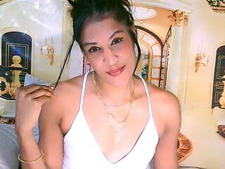 naked cam girl fingering pussy AzzyGreene