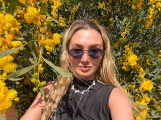 hot cam girl masturbating with dildo DelaineClowerd