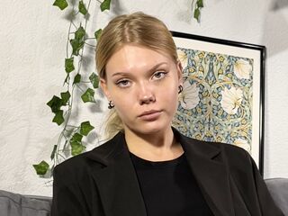 girl shaving pussy DonellaAndra