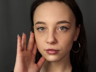 girl shaving pussy EllynDarvish