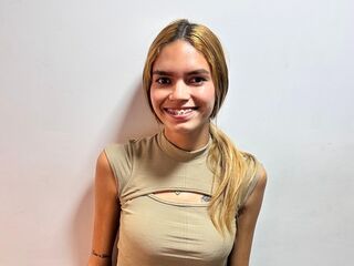 cam girl masturbating with dildo KassandraMonroe