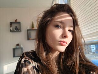 cam girl playing with vibrator KlaraWinett