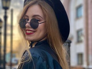 camslut topless MaiaOshman