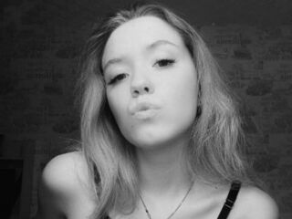 topless webcamgirl OdelindaColburn