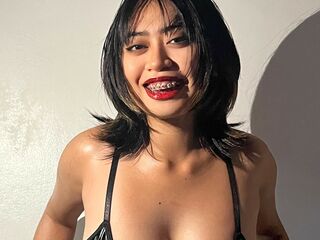 topless camgirl QuinnRoxy