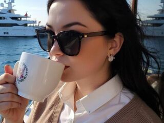 naughty camgirl masturbating with vibrator RosieMoons