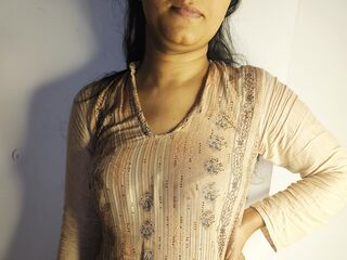hot cam girl fingering shaved pussy RubbynaKhan