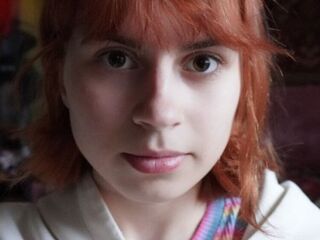 cam girl playing with dildo SerafinaGoettl